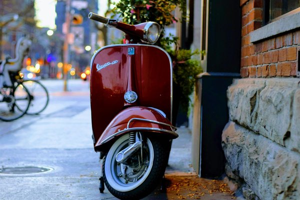 Doubler un scooter sur une ligne blanche : mythe ou réalité ?